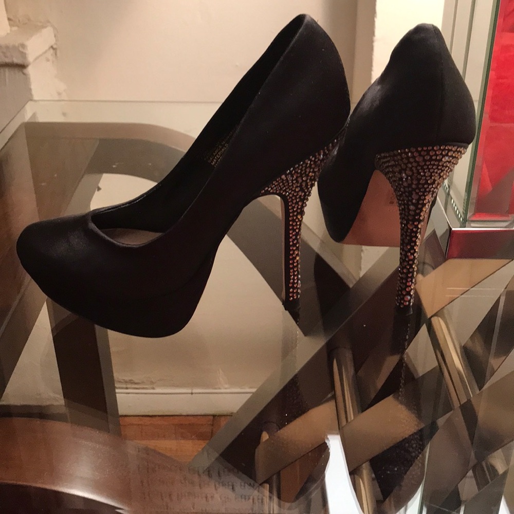 Black pumps